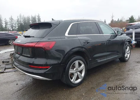 2019 Audi E-Tron Premium Plus z USA, uszkodzony, nr VIN WA1LAAGE0KB023068